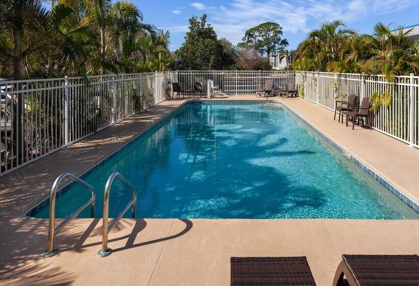 带2个双人床的标准工作室, Days Inn By Wyndham Melbourne