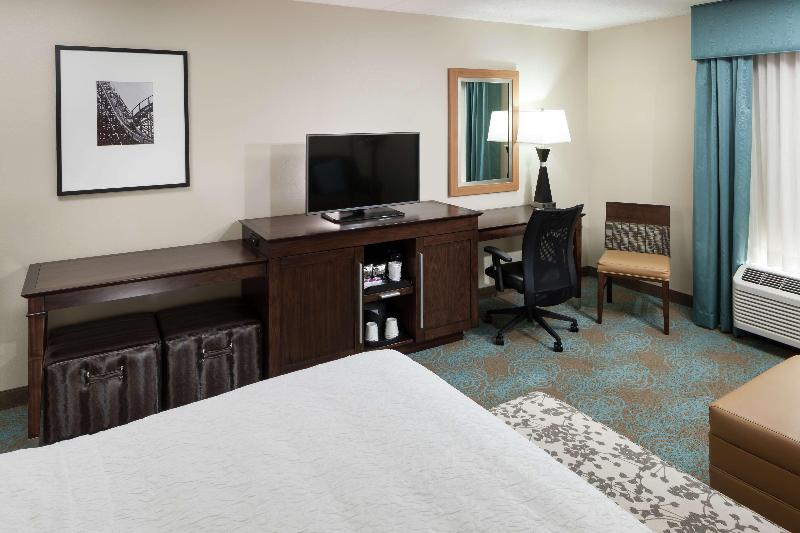 חדר סטנדרט עם מיטת קינג, Hampton Inn & Suites St. Louis At Forest Park