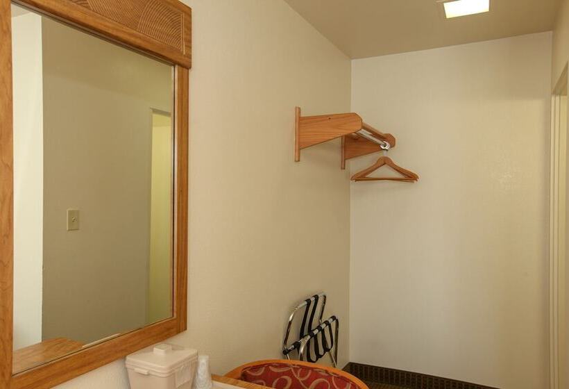 带2个双人床的标准工作室, Highland Country Inn Flagstaff
