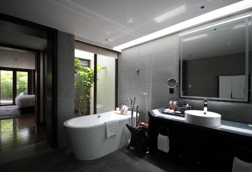 Вилла Deluxe 2 Спальни, Pullman Lijiang Resort & Spa