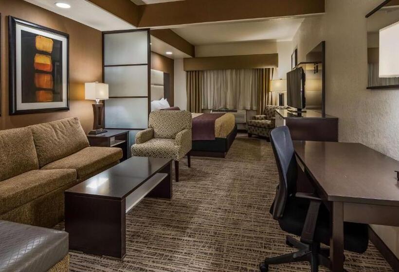 מיטת קינג בסוויטה, Best Western Plus Lackland Hotel And Suites