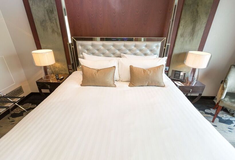 Júnior Suíte Cama King, Hilton London Syon Park
