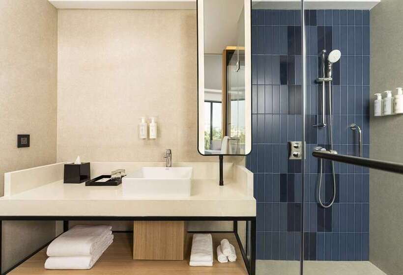 اتاق دلوکس با تخت کینگ و چشم‌انداز, Hilton London Syon Park