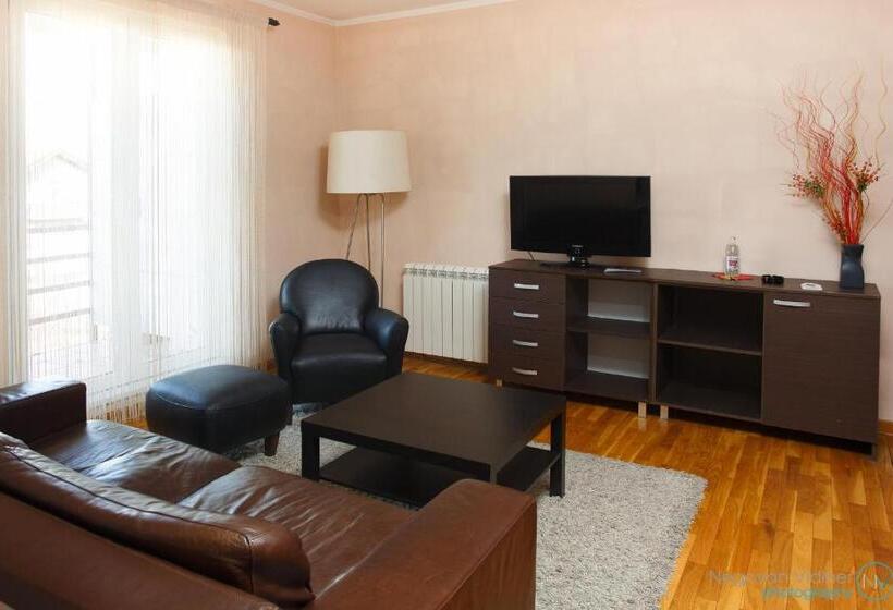 سوییت با چشم‌انداز استخر, Vila Senjak