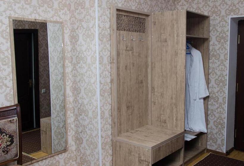 اتاق استاندارد با چشم‌انداز شهر, Poytaxt