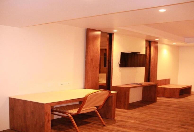 キングサイドベッドのスタンダードワンルーム, Sarovar Portico Somnath