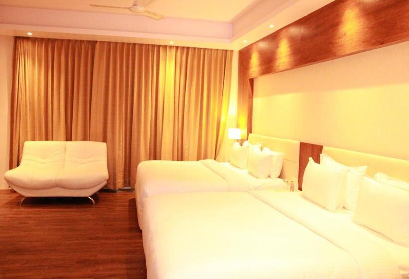 キングサイドベッドのスタンダードワンルーム, Sarovar Portico Somnath