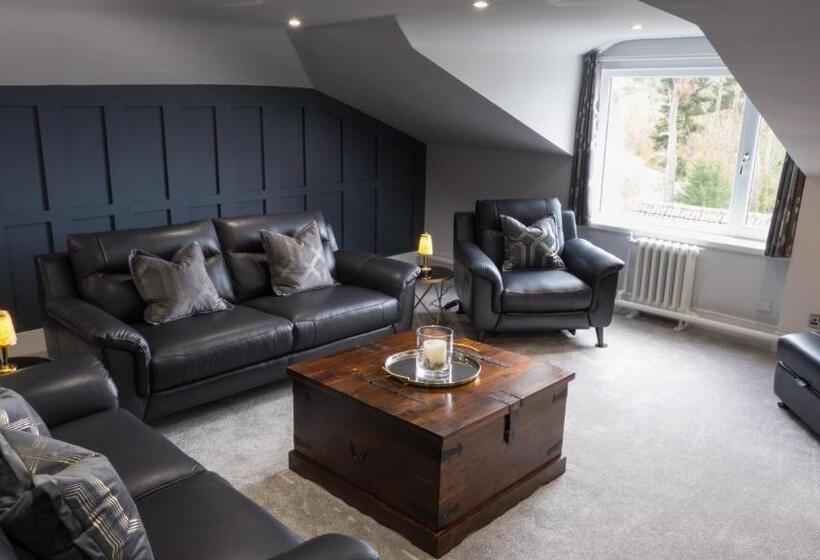 1 Bedroom Penthouse Apartment, Invernairne