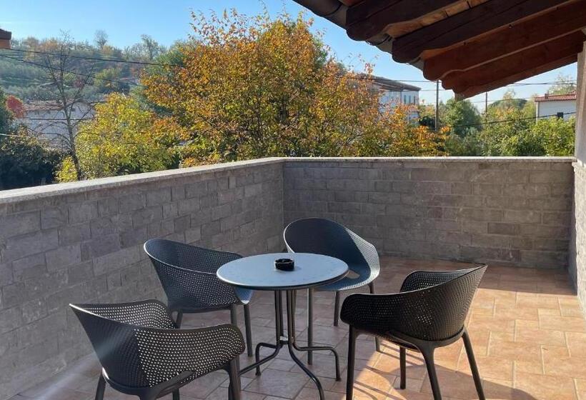 اتاق استاندارد یک نفره, Madoncas & Restaurant