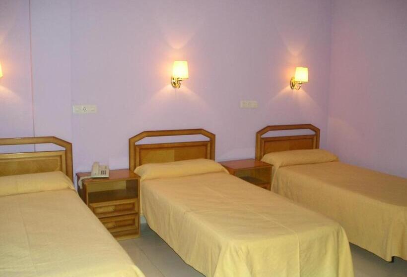 스탠다드 트리플 룸, Hostal Restaurante Carolina