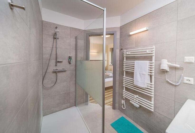Номер Стандарт с Балконом, Elly Hostel