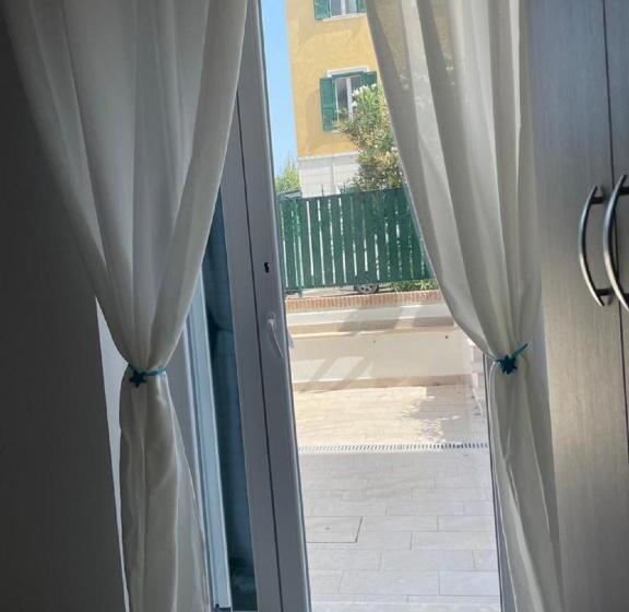 اتاق لوکس چهار تخته, Riviera Albachiara Anzio B&b