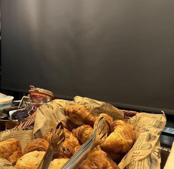 Номер Стандарт, The Wellington Hotel Birmingham   Breakfast Included, Near O2 Academy & City Centre