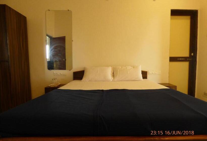 Номер Deluxe с Балконом, Pinacle Inn