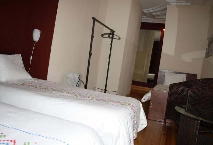 Habitació Triple Estàndard, Residencia Pedra Antiga