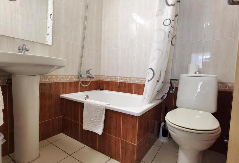 Трехместный Номер Базовый, Hostal Rigau