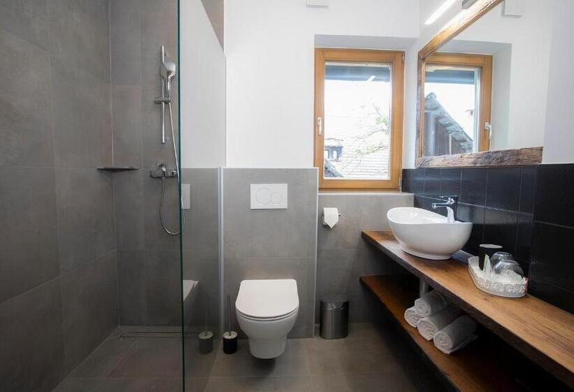 اتاق لوکس با بالکن, House Troha