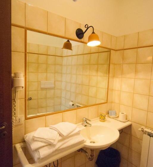 اتاق استاندارد سه نفره, Poggiofelice B&b