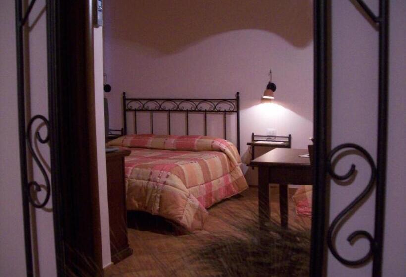 标准三人间, Poggiofelice B&b