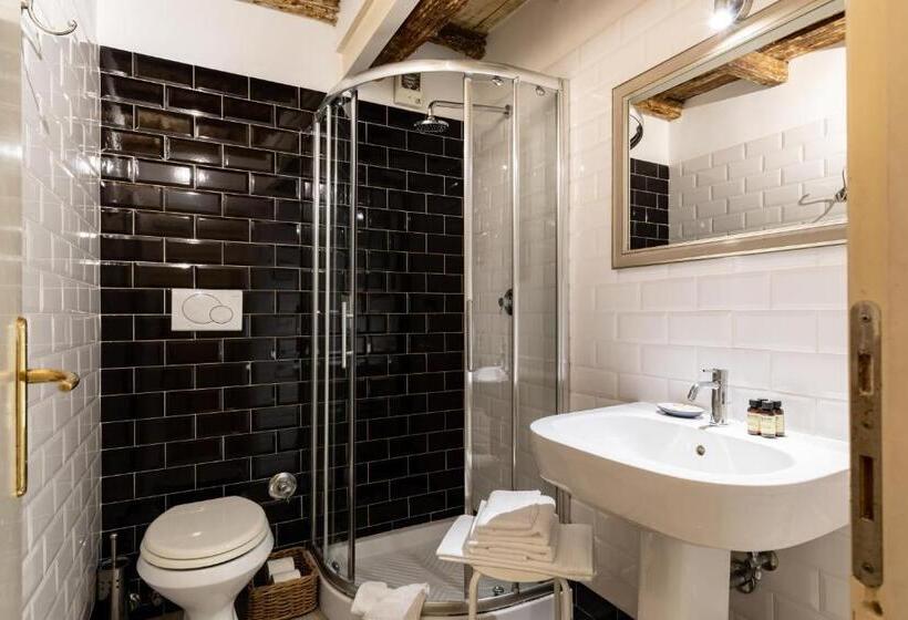 اتاق استاندارد سه نفره, The Blue Hostel