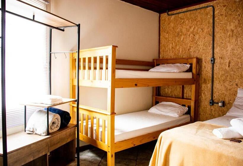 Четырехместный номер эконом класса с общей ванной комнатой, Esquina 8 Suítes Confort & Hostel