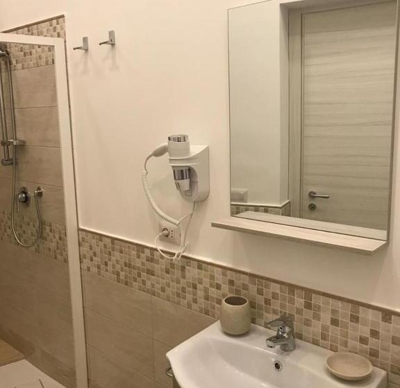 اتاق اکونومی, B&b 40 Steps