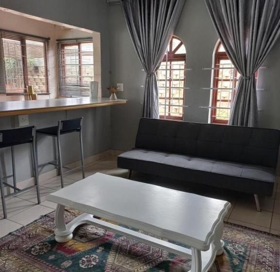 بانگلوی استاندارد, Bougainvillea Bnb