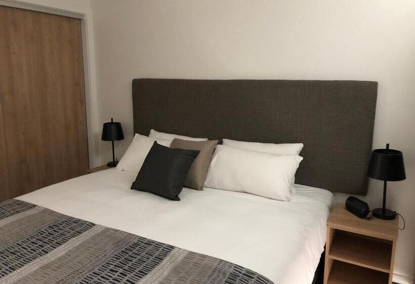 스탠다드 스튜디오, Risdon Brook