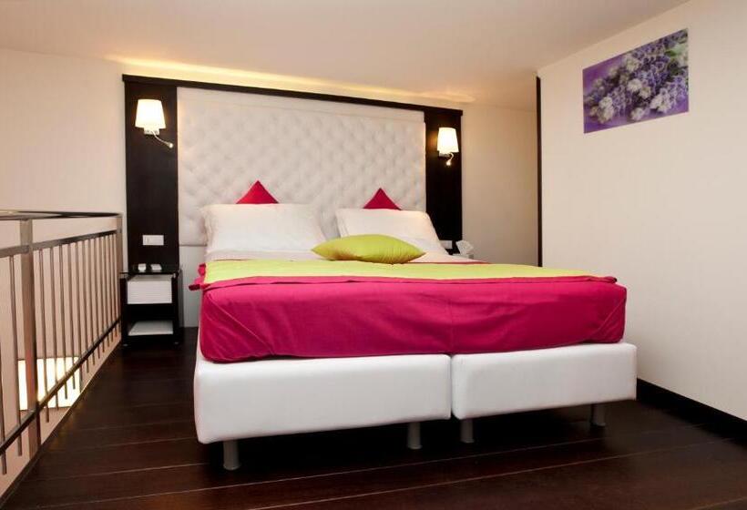 Quarto Triplo Superior, Sorrento Flats