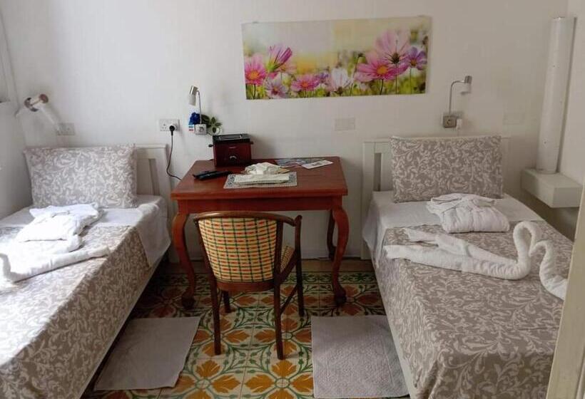 اتاق استاندارد با سرویس بهداشتی مشترک, Corto Maltese B&b