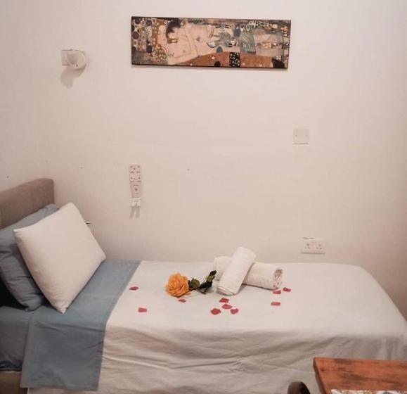 اتاق استاندارد یک نفره, Corto Maltese B&b