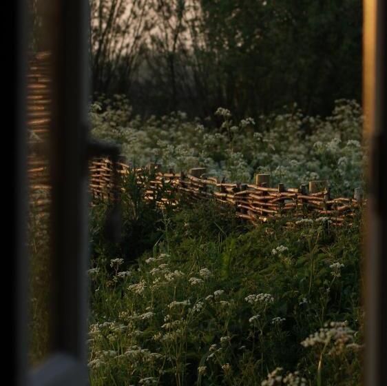 スタンダードルーム, Barnham Court Farm