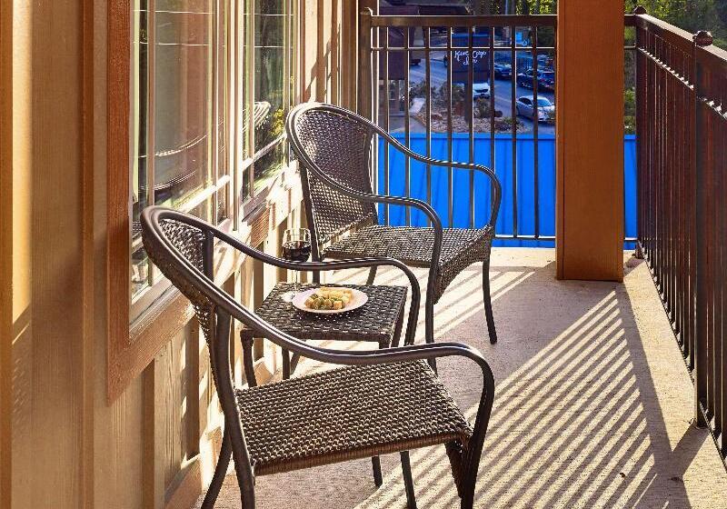 Junior Suite Queen Bed, Hilton Garden Inn Gatlinburg