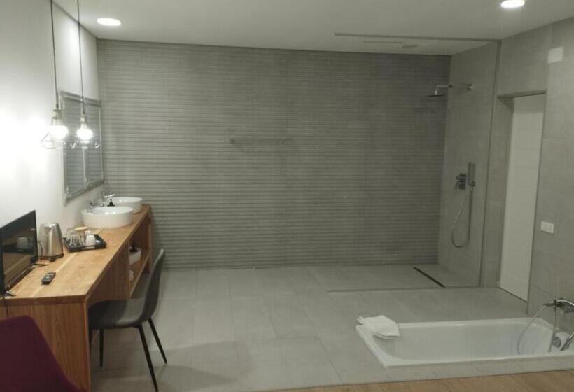 デラックスルーム, Middlehouse