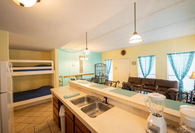 Апартаменты 1 Спальня с Балконом, South Padre Island Condo Is Walking Distance To The Beach, Sleeps 6, Third Floor, 2024 Traveler Awar