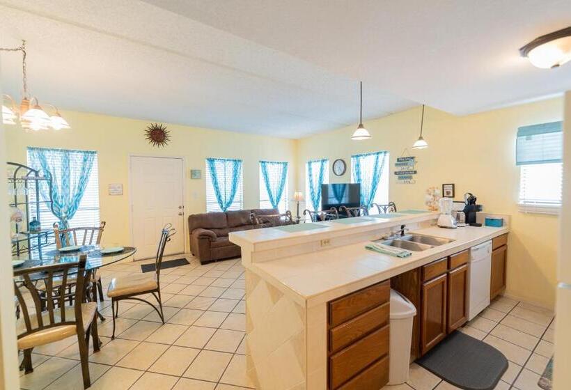 Апартаменты 1 Спальня с Балконом, South Padre Island Condo Is Walking Distance To The Beach, Sleeps 6, Third Floor, 2024 Traveler Awar