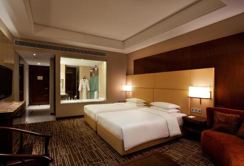 Номер Клуб, Hyatt Regency Jinan