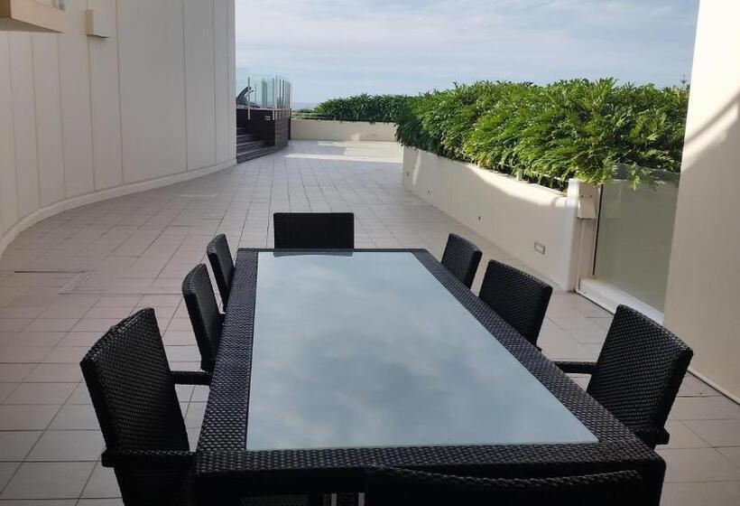 패밀리 아파트, Kirra Surf Apartments