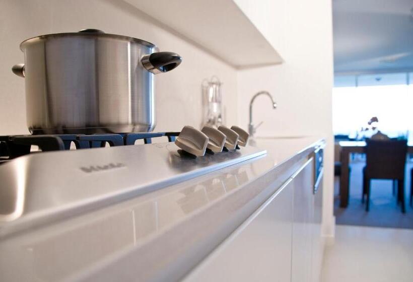 패밀리 아파트, Kirra Surf Apartments