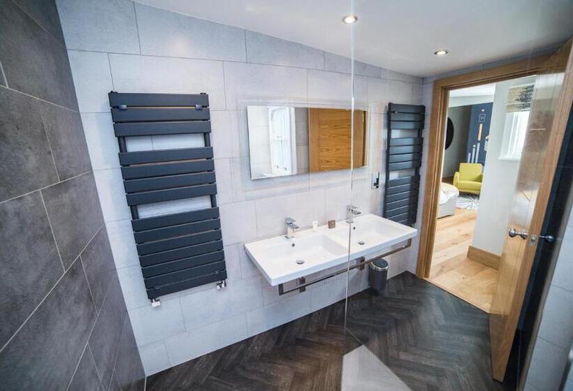 חדר דחוקס עם מיטת קינג, The Hugo   Hotel Concept Canterbury