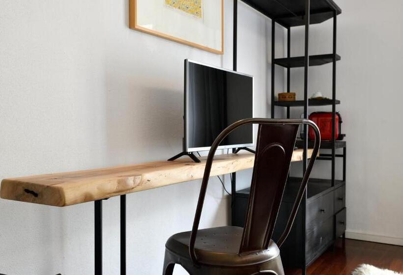 Quarto Deluxe, Lughia