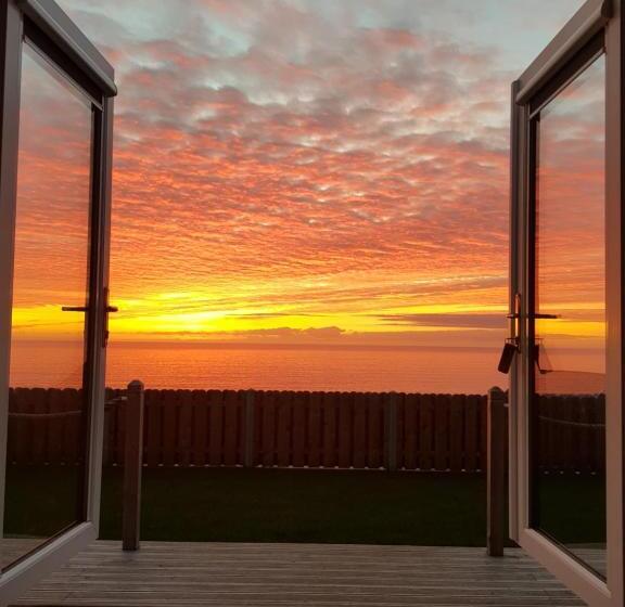 استودیوی استاندارد با چشم‌انداز دریا, Allibella Shepherds Hut, Amazing Seaview, Private Garden, Pet Friendly