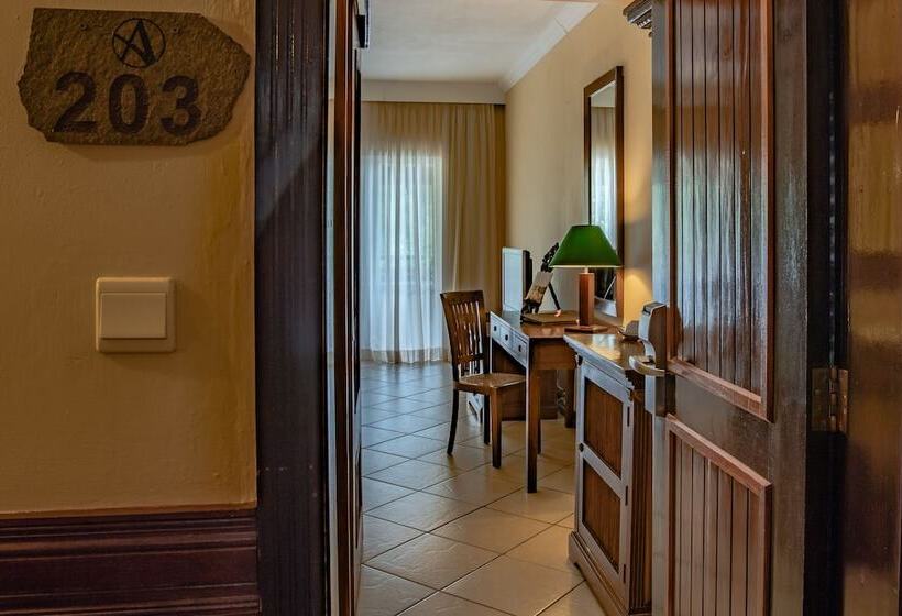 اتاق کلاب, Aanari Hotel & Spa