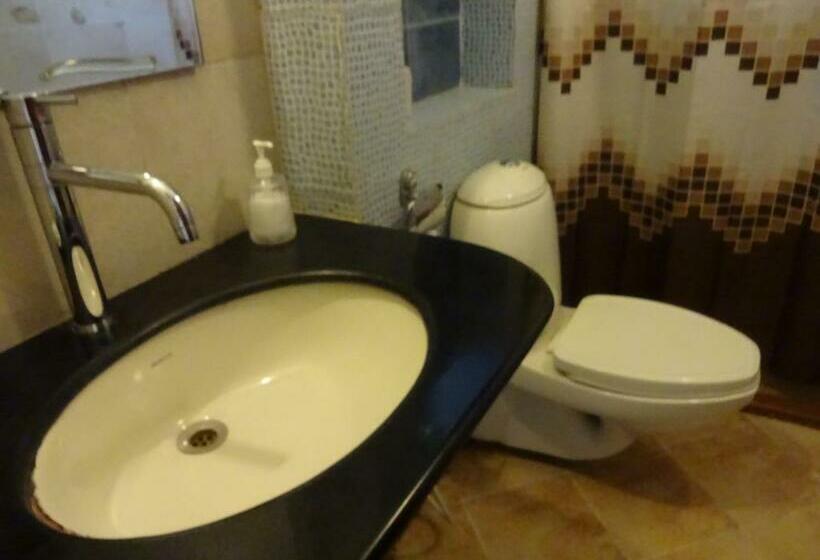 اتاق لوکس, Renzo's Inn