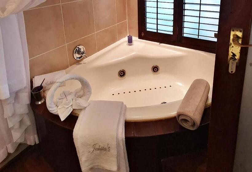 سوییت لوکس, Jakita S Guest House