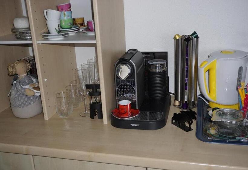 Quarto Estandar para Deficientes Físicos, Happiness