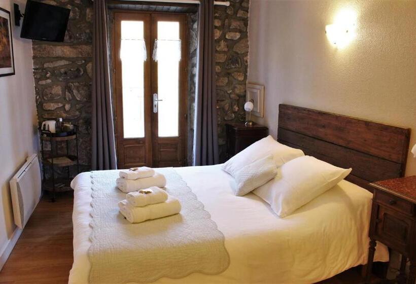 Номер Deluxe с Балконом, L Auberge De Montpezat