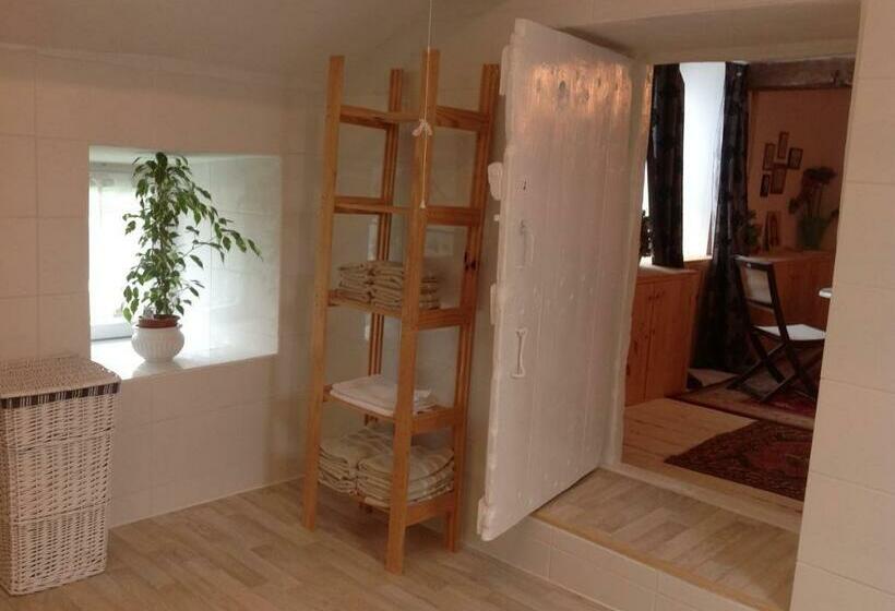 Дом 1 Спальня, Wisteria House
