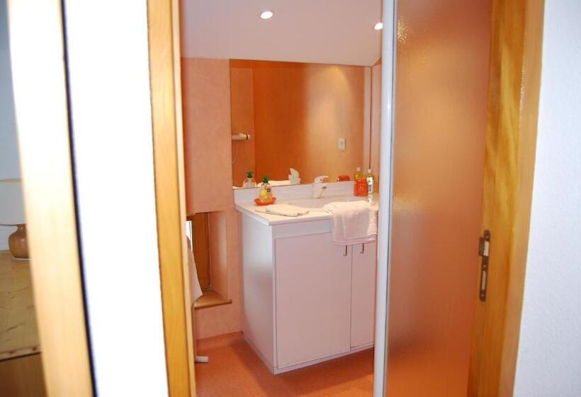 اتاق استاندارد سه نفره, Chambre D Hôtes Kieffer Le Grand Bienfaisy