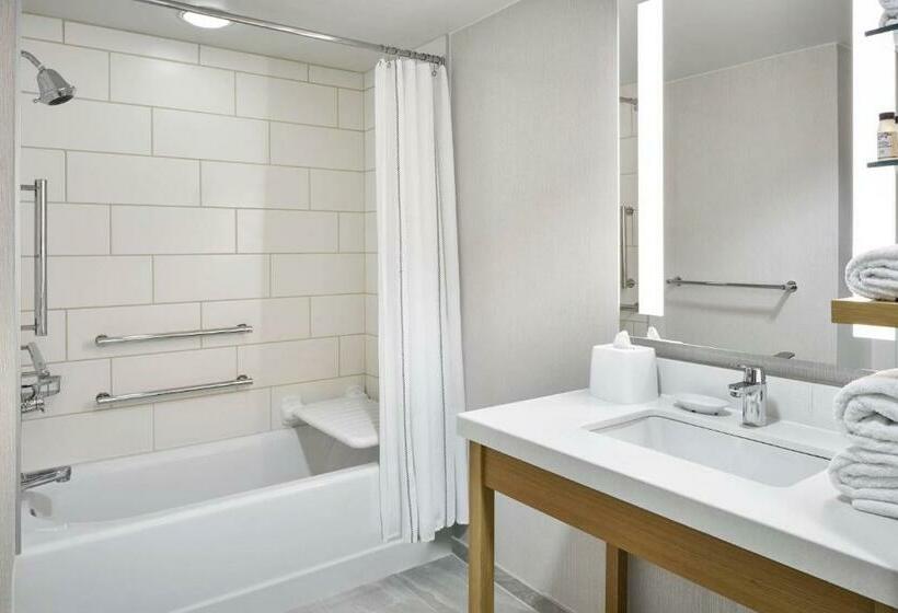 Номер Стандарт, Delta Hotels By Marriott Norfolk Airport